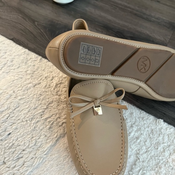 NWOT Michael Kors Taupe Leather Bow Loafers with Gold Accent - Picture 3 of 4